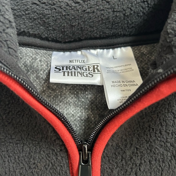 NWT Stranger Things Netflix Fleece Pullover Size L - Picture 3 of 3